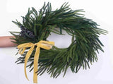 Artificial Norfolk Pine Wreath 60cm Faux Xmas Green Pine Hanging Wreath with Blueberry Bow for Front V1294-YM0901-240830FB05-3