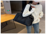 Sleek Black Duffel Bag for Men and Women - Great for Work and Travel V888-ELOSUNG25023