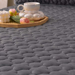 SOGA Grey 138cm Wide Mattress Cover Thick Quilted Fleece Stretchable Clover Design Bed Spread Sheet BCOVER7001